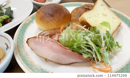 Japanese hotel breakfast: Morning buffet set 114975209