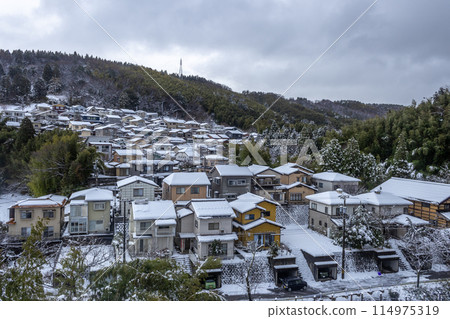 Snowy winter view of Yamashina, Kanazawa, Japan 114975319