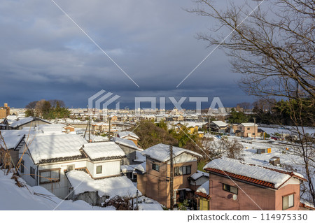 Snowy winter view of Kanazawa, Japan 114975330