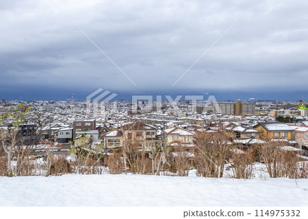 Snowy winter view of Kanazawa, Japan 114975332