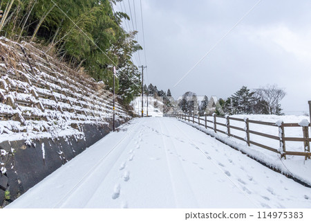 Snowy winter view of Yamashina, Kanazawa, Japan 114975383