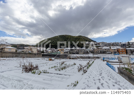 Snowy winter view of Yamashina, Kanazawa, Japan 114975403