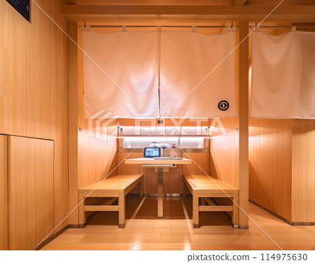 [Tokyo, Ginza] The traditional yet modern conveyor belt sushi restaurant "Kura" booth. 114975630