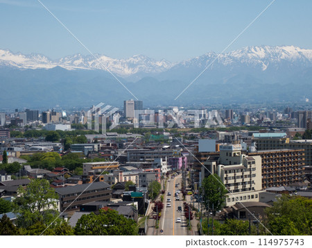 五月新綠的吳羽山 從橫跨富山縣道 44 號線富山高岡線的散步吊橋上眺望富山市區和藥師岳北阿爾卑斯山 114975743