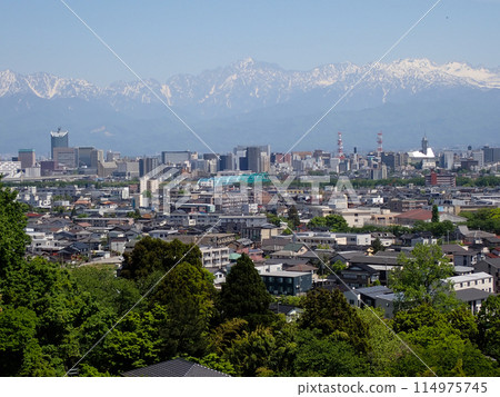 五月新綠的吳羽山 從橫跨富山縣道 44 號線富山高岡線的散步吊橋上眺望富山市和劍岳立山連峰。 114975745
