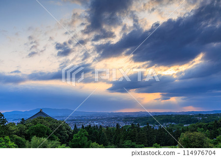 日本日落百選 - 東大寺二月堂的夜景 - 透過雲層和天使天梯的陽光（標準） 18:25 114976704