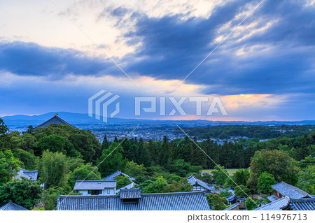 日本日落百選：東大寺二月堂的夜景、透過雲層的陽光和天使的階梯（標準）18:32 114976713