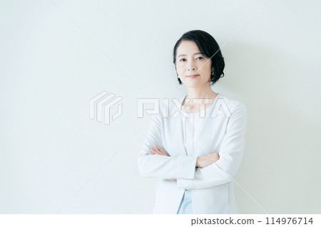 中年婦女在西裝形狀 中年婦女在西裝形狀 114976714
