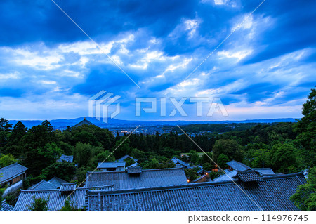 日本日落百選 - 東大寺二月堂的夜景 - 透過雲層看到的餘輝和天空的漸變（廣角） 19:00 114976745