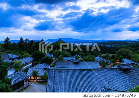 日本日落百選 - 東大寺二月堂的夜景 - 透過雲層看到的餘輝和天空的漸變（廣角） 19:04 114976749
