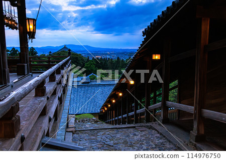 日本日落百選 - 東大寺二月堂的夜景 - 從二月堂的樓梯和舞台之間看到的風景 19:05 114976750