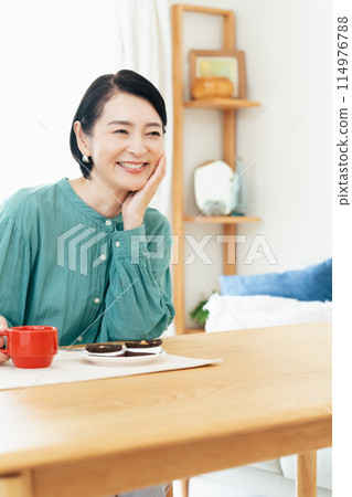 一個女人喝咖啡 114976788