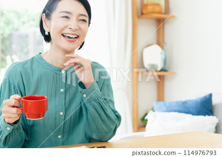 一個女人喝咖啡 114976793