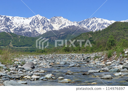五月的白馬:北阿爾卑斯山,從山腳下看到殘雪 五月的白馬:北阿爾卑斯山,從山腳下看到殘雪 114976897