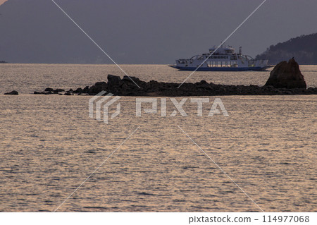 瀨戶內的夜景:消失的島嶼 Hoboro 島和渡輪 瀨戶內的夜景:消失的島嶼 Hoboro 島和渡輪 114977068