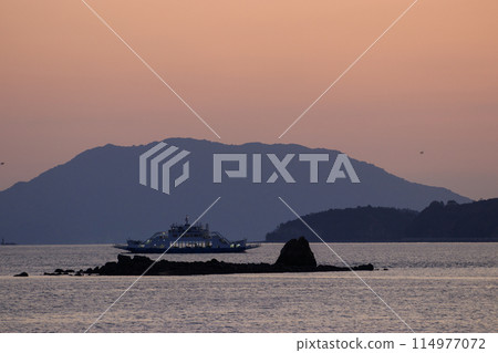 瀨戶內的夜景:消失的島嶼 Hoboro 島和渡輪 瀨戶內的夜景:消失的島嶼 Hoboro 島和渡輪 114977072