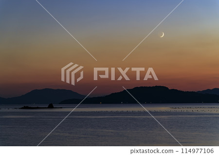 Autumn evening scenery in Setouchi: A crescent moon shining in the sunset sky Autumn evening scenery in Setouchi: A crescent moon shining in the sunset sky 114977106