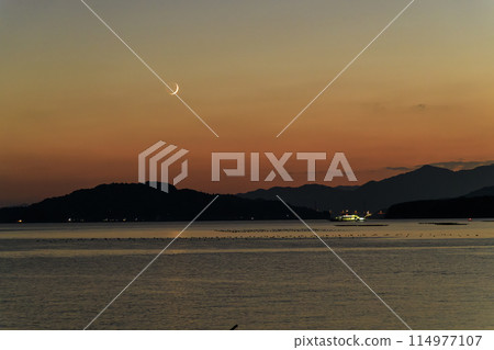 Autumn evening scenery in Setouchi: A crescent moon shining in the sunset sky Autumn evening scenery in Setouchi: A crescent moon shining in the sunset sky 114977107