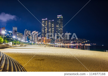 在釜山夜的海雲台海灘 114977188