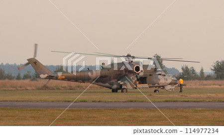 捷克空軍 Mi-24 Hind 攻擊直升機在黃昏 捷克空軍 Mi-24 Hind 攻擊直升機在黃昏 114977234