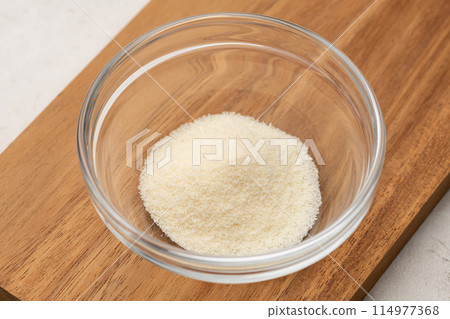 將明膠粉放入玻璃容器中 114977368