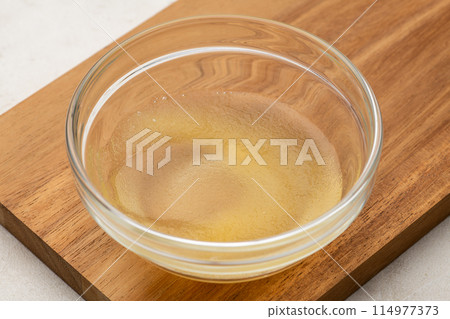 Soften the gelatin powder in water Soften the gelatin powder in water 114977373