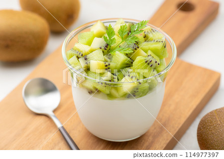 Kiwi fruit yogurt mousse Kiwi fruit yogurt mousse 114977397