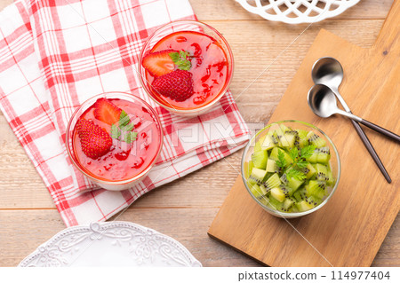 草莓和獼猴桃優格慕斯的俯視圖 114977404