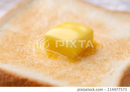Melted butter on fresh toast 114977573