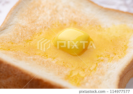 將融化的奶油塗在新鮮的吐司上 114977577