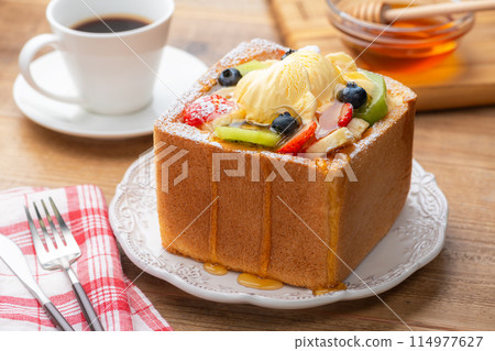 Vanilla ice cream with plenty of honey and honey toast with fruit 114977627