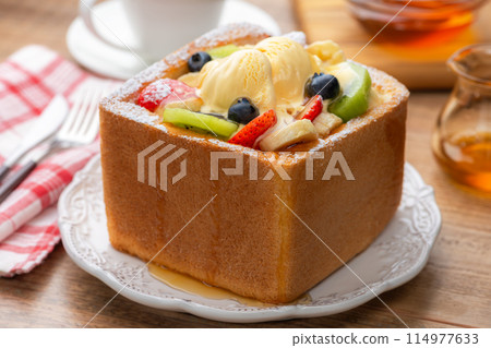 蜂蜜吐司配香草冰淇淋和水果，上面撒滿蜂蜜 114977633