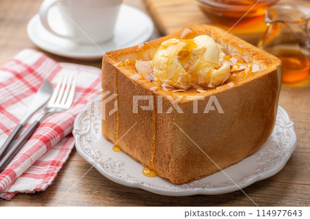 Honey toast with plenty of honey 114977643