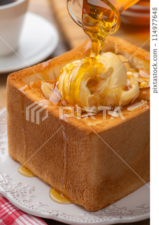 Close-up of honey pouring on honey toast 114977648