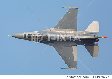 戰鬥機在天空中飛行 114978274