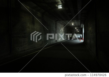 黑暗隧道、高架軌道下的隧道、城市地下通道、黑暗隧道 114978426