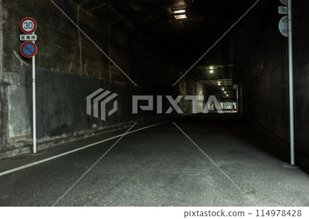 Dark tunnel, underpass tunnel, urban underpass, dark tunnel 114978428