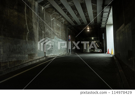 黑暗隧道、高架軌道下的隧道、城市地下通道、黑暗隧道 黑暗隧道、高架軌道下的隧道、城市地下通道、黑暗隧道 114978429