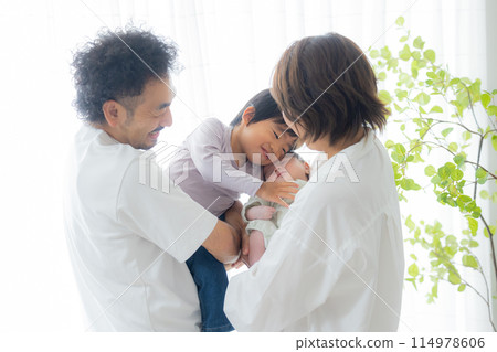 Family of four with baby 114978606