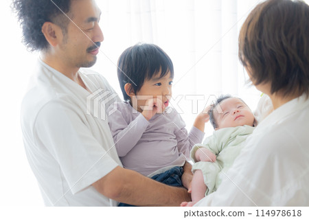 Family of four with baby 114978618
