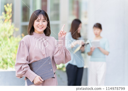 亞洲商務女性/辦公大樓前的女性（要點/建議/介紹/資訊） 114978799