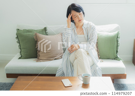 A middle-aged woman in poor health 114979207