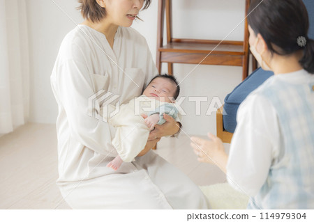 Baby and a home visit by a public health nurse 114979304