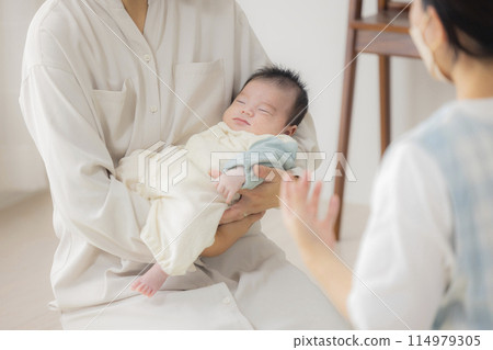 Baby and a home visit by a public health nurse 114979305