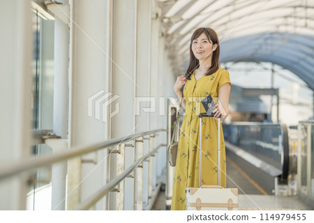 車站 機場 通道 女性 114979455