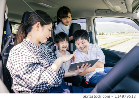 Family driving Family driving 114979518