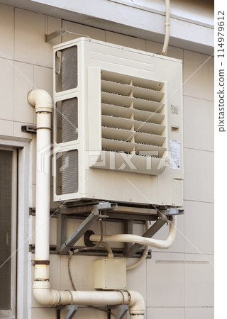 Outdoor unit of air conditioner with louver 114979612