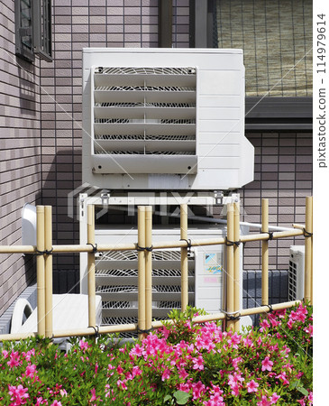 Outdoor unit of air conditioner with louver 114979614