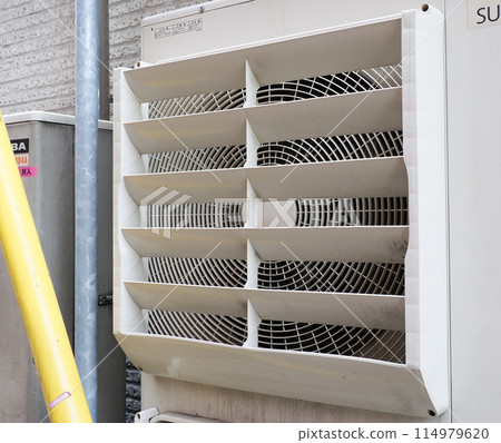 Outdoor unit of air conditioner with louver Outdoor unit of air conditioner with louver 114979620