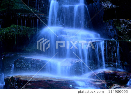 Aso-san Ichinotaki (Iwakura Falls) (Photo taken at Iwabuchi-dera, Iwakura, Kurayoshi City, Tottori Prefecture) 114980093
